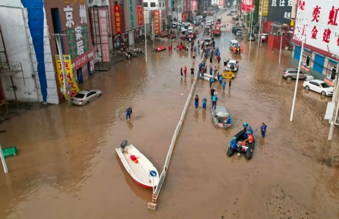 Mưa lớn gây ngập lụt nghiêm trọng ở TP Bảo Định (Trung Quốc) ngày 2-8. Ảnh: AFP
